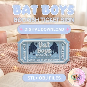 以下が含まれることがあります： Bat Boys Book Club Lifetime Membershipという文字と、両側に濃い青色のコウモリの翼が描かれた、水色のチケット型の看板。看板の端にはAdmit Oneという言葉と018112324という数字が印刷されています。