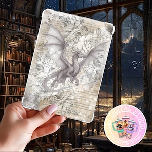 Puede incluir: Una funda transparente para tableta con una detallada ilustración de un dragón gris, rodeado de rosas blancas y texto vintage. La funda se sostiene en una mano, con un fondo borroso de una biblioteca y un paisaje urbano visible a través de una ventana.