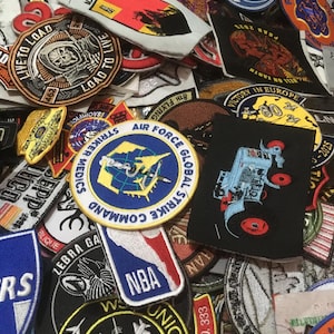 Lot de 125 écussons brodés au hasard | Fermeture auto-agrippante à repasser/à coudre/velcro pour veste gilet sacs sac à main