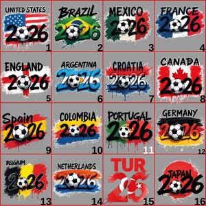 Peut inclure: Une collection de seize motifs sur le thème du football, chacun comportant un ballon de football et l'année "2026". Les motifs incorporent des drapeaux et des noms de pays, dont les États-Unis, le Brésil, le Mexique, la France, l'Angleterre, l'Argentine, la Croatie, le Canada, l'Espagne, la Colombie, le Portugal, l'Allemagne, la Belgique, les Pays-Bas, la Turquie et le Japon.