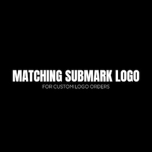 Op de afbeelding: Zwart-witte tekst op een zwarte achtergrond met de tekst "MATCHING SUBMARK LOGO FOR CUSTOM LOGO ORDERS".