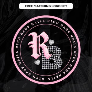 Puede incluir: Un logotipo rosa y blanco para "Babe Nails Rich" con un diseño circular. El logotipo presenta las letras "RB" en una fuente decorativa, con la "B" llena de pedrería. El texto "Free Matching Logo Set" está en la parte superior.