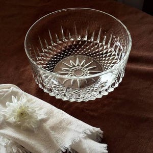Vintage ARCOROC Cavalier Glass Bowl – 9” Large Serving Bowl | Retro Arcoroc France Glassware, Mid-Century Kitchen Decor