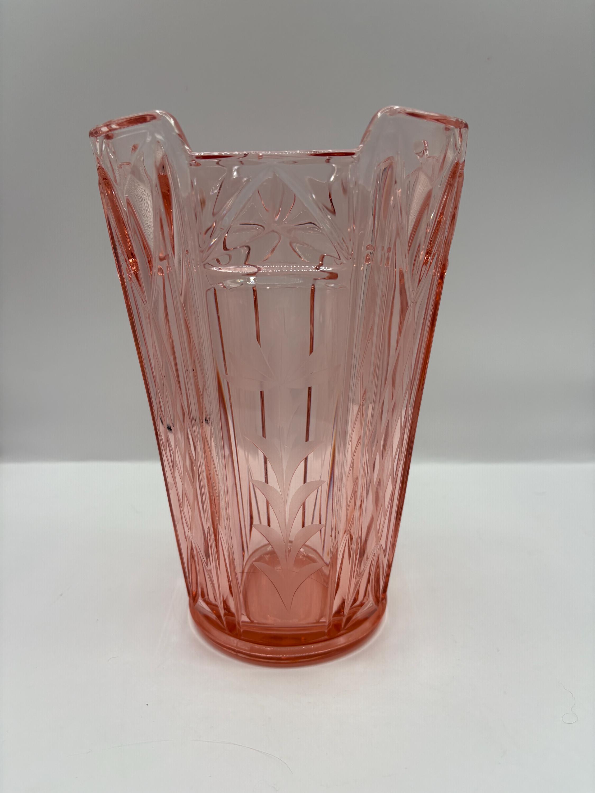 ヴィンテージピンクのディプレッションガラスの花瓶。ハイローリムの