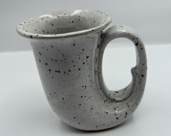 tasse vintage Studio Pottery, poignée en corne, émail moucheté