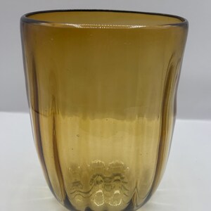Vintage handblåst bärnstensvas okänd tillverkare 15 cm H x 13 cm H