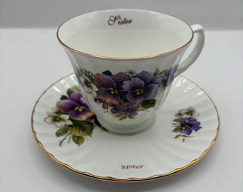 Zestaw filiżanek i spodków do herbaty z angielskiej porcelany kostnej, fioletowy wzór kwiatowy, napis „Sister”