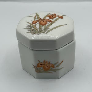 VTG Japanese Trinket box porcelain featuring a Iris design 2.3/4” Hx 3.5” W