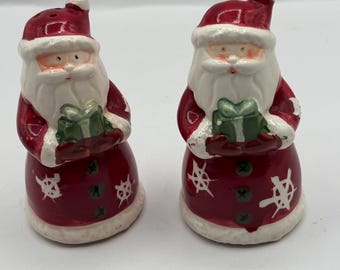 VTG Santa Clause salt and pepper shakers Christmas decor. 3.5” Hx 2” W