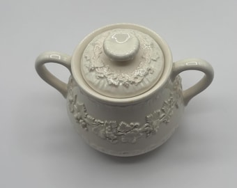 Cukiernica Vintage Wedgwood Queensware Eturia Barlaston kremowa na kremowym tle z wytłoczonym wzorem 4”H x 6”W