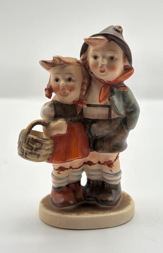 陶器製少年フィギュア バスケット付き　Goebel Goebel Hummel Figurine Boy and Girl With Basket Collector Figurine