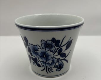 ポルトガル製の青と白の花柄がデザインされたヴィンテージの佐渡国際