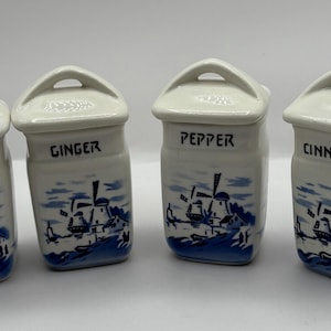 Ensemble de (4) pots à épices vintage en céramique de style Delft avec un design de moulin à vent fabriqué en tchèque, l&#39;un des enfants a un petit éclat de 5,5 pouces H