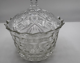 Dulcera de cristal vintage de Indiana con tapa en forma de diamante.