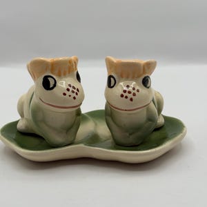 Vintage Frog Prince Anthropomorphic Salt /Pepper Shakers Sitting On A Lily Pad 5” L x 3” H