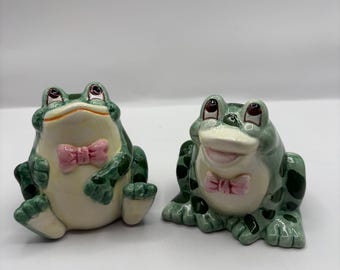 Juego de salero y pimentero vintage con forma de rana antropomórfica, 10 cm de alto.