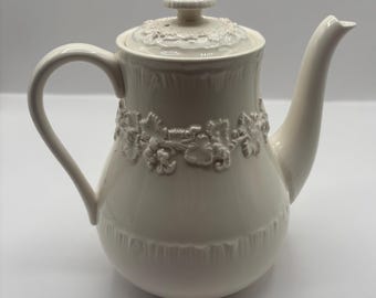Zabytkowy czajniczek Wedgwood w kolorze kremowym z tłoczeniem, Queen Ware