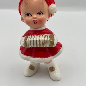 VTG Napco Weihnachtsmädchen-Figur mit einem Akkordeon 10 cm H x 5 cm B