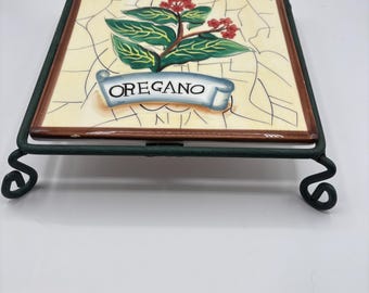 Podstawka ceramiczna z metalu w stylu vintage, 9”x9” z napisem „Oregano”