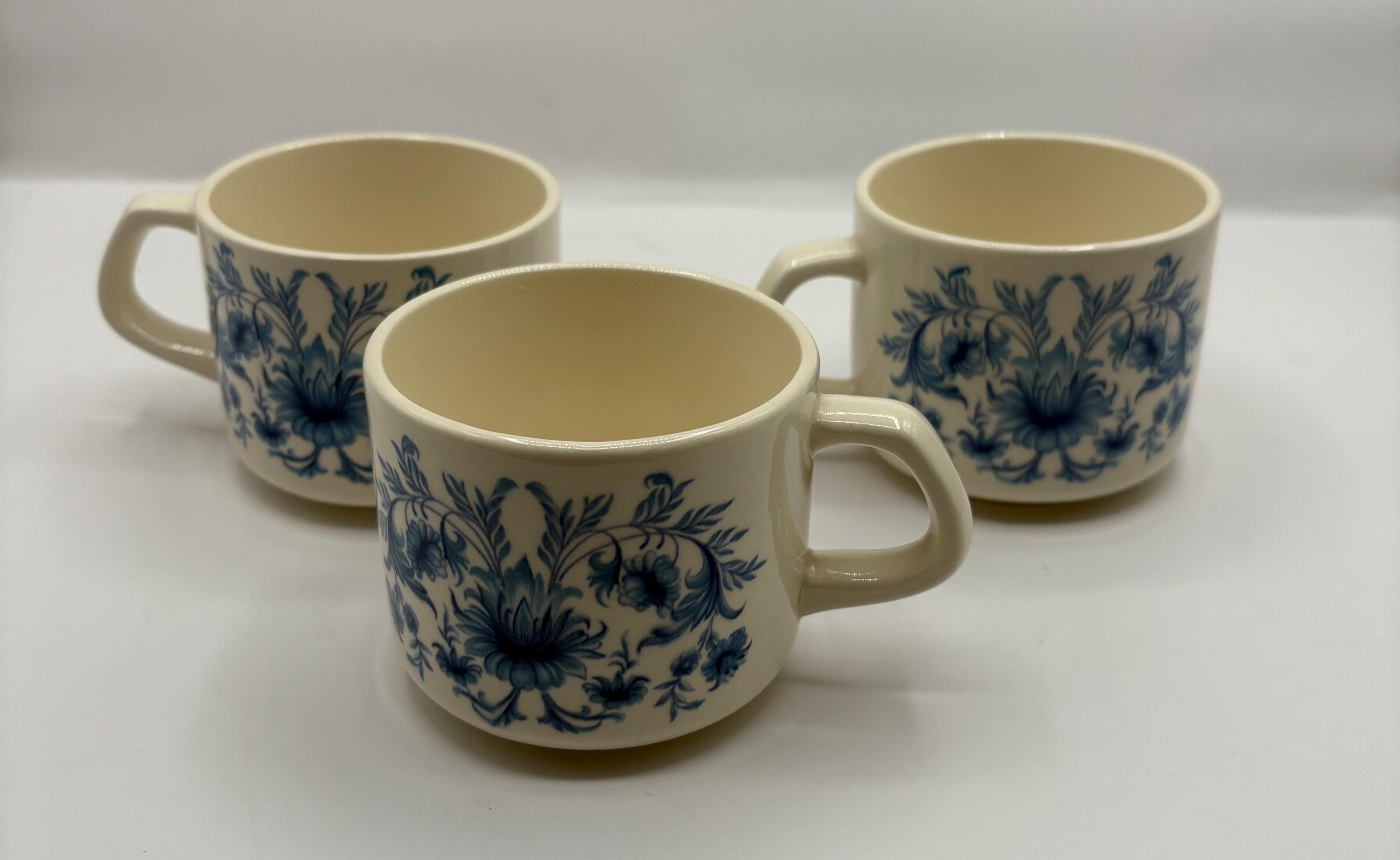 ポルトガル製の青と白の花柄がデザインされたヴィンテージの佐渡国際