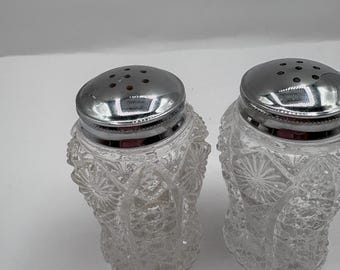 Salière et poivrière impériale vintage en verre, boutons et marguerites