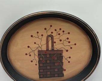 Drewniany talerz w stylu vintage z motywem sztuki ludowej, przedstawiający ręcznie malowany kosz z jagodami, 14,5” x 12”