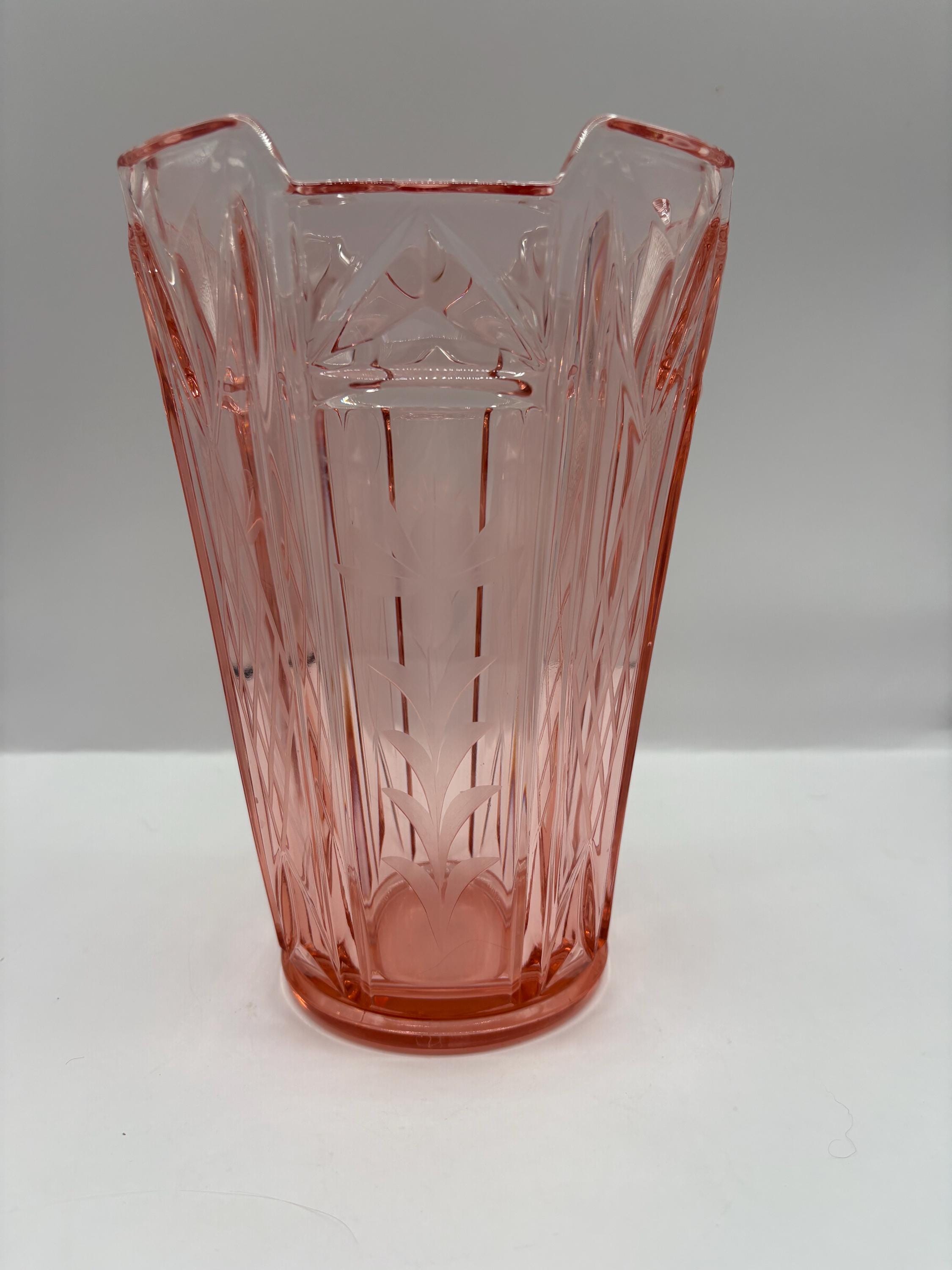 ヴィンテージピンクのディプレッションガラスの花瓶。ハイローリムの