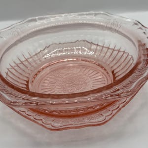 Vintge pink depression glass serving bowl featuring the Mayfair Open Rose pattern includes a underplate 8”W