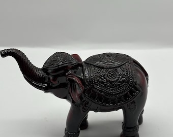象の赤い樹脂製の鼻を上げて座った幸運の象の小さな置物 - Etsy 日本