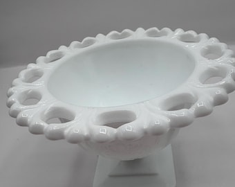 Compote vintage en verre de lait avec bordure en dentelle