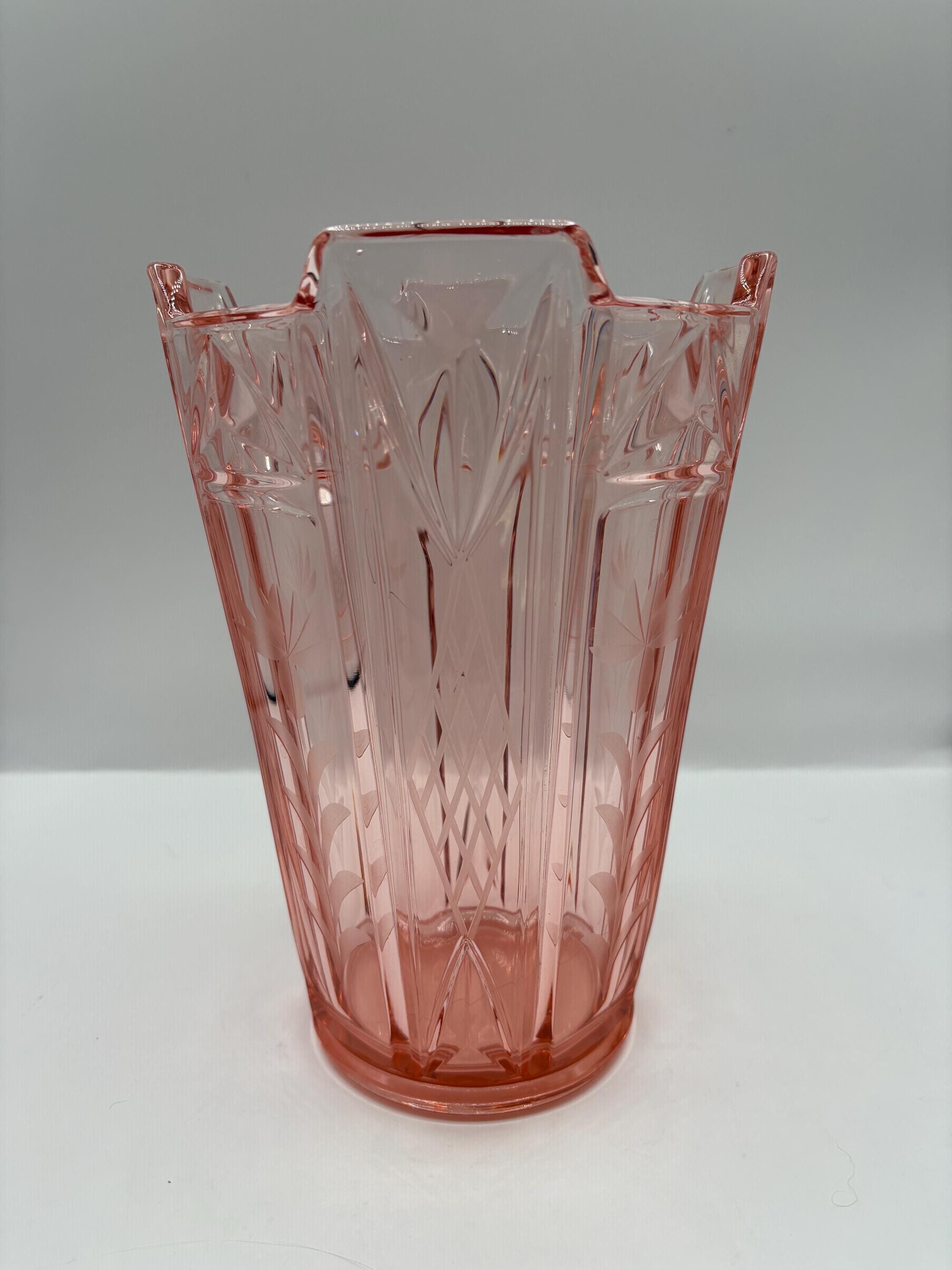 ヴィンテージピンクのディプレッションガラスの花瓶。ハイローリムの