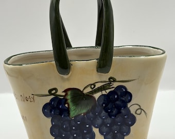 Ceramiczny wazon w kształcie torebki z motywem winogron i uchwytem 7”x7”