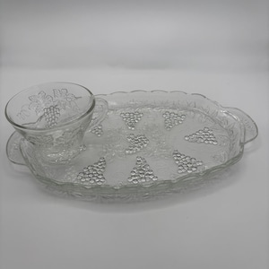 Vintage Anchor Hocking  snack set glass featuring a grape and leaf design . set of 8 pieces . 6.5 W x 1.25 H