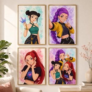 Op de afbeelding: Vier ingelijste kunstdrukken met anime-achtige illustraties van jonge vrouwen. Elke print heeft een gouden lijst. De vrouwen hebben verschillende kapsels en outfits, met levendige kleuren en zachte achtergronden van harten en sterren.