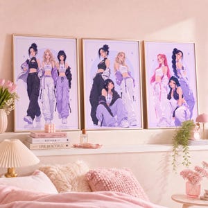 Peut inclure: Trois cadres muraux illustrant des personnages de style anime dans des tenues coordonnées. Les dessins représentent des groupes de personnes dans des tons de violet, blanc et noir, portant des hauts courts et des pantalons cargo sur fond violet.