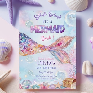 Può includere: Un cartello in legno fatto a mano con la scritta "Benvenuti nella nostra casa" in stile scritto a mano. Il cartello è dipinto di bianco con scritte nere e una finitura invecchiata, adatto per uso interno o esterno.