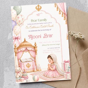 Op de afbeelding: Een rechthoekige uitnodigingskaart met een roze en gouden illustratie van een biddend kind, een baldakijn, ballonnen en cadeaus. De tekst luidt: Brar Family invites you and your family to join us for a Sri Sukhmani Sahib Paath to celebrate the 1st birthday of Ajooni Brar, Fri, Oct 23, at 10am, followed by Guru Ka Langar, at our house, 342 Crescent Rd, Surrey, BC, V6T5D7.
