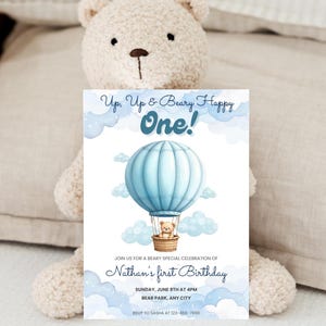 Convite para o primeiro aniversário das crianças | Convite para festa de balão de ar quente | Convite editável para menino azul | Cartão fofo para o primeiro aniversário do Beary | BR24