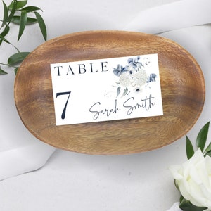 Cartões de lugar de casamento em lona | Floral AZUL empoeirado | Imprimível | Editável | Modelo de cartão de lugar | Cartões de lugar de casamento do Canva | Brenna