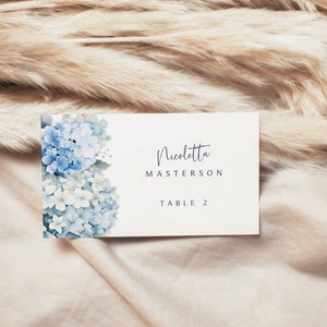 Modelo de cartão azul do lugar do Hydrangea Canva |  Floral azul empoeirado | Modelo editável | Cartões de lugar dobrados para impressão | Cartões de nome de mesa | Nuvem