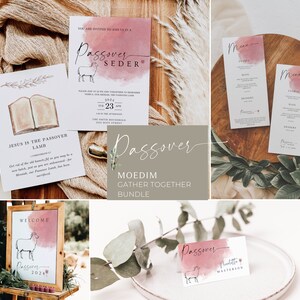 Può includere: Un set di inviti e menu stampabili per un Seder di Pasqua. Gli inviti presentano uno sfondo ad acquerello con un'illustrazione di agnello e il testo "Sei invitato a unirti a noi per un Seder di Pasqua". I menu presentano uno sfondo ad acquerello con il testo "Menu" e un elenco di piatti.