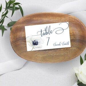 Tarjetas de lugar de boda Canva, Floral azul claro polvoriento, Imprimible, Plantilla de tarjeta de lugar editable, Tarjetas de lugar, Tarjeta de lugar plegada, Azul Emille