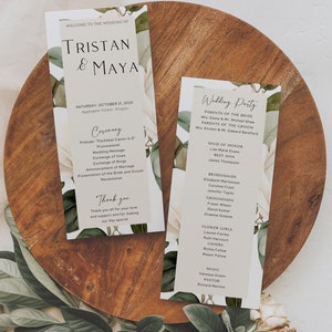 Puede incluir: Programa de ceremonia de boda con diseño floral blanco y verde. El programa incluye los nombres Tristan y Maya, la fecha 21 de octubre de 202X y la ubicación Applegate Valley, Oregón. El programa también incluye la fiesta de bodas, los detalles de la ceremonia y un mensaje de agradecimiento.