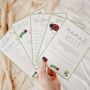 Op de afbeelding: Een set van vijf babyborrelspelkaarten met een groene en witte rand. De kaarten bevatten illustraties van lieveheersbeestjes en rupsen. De speltitels zijn "Celebrity Baby Names", "Guess", "Wishes For", "What" en "Mama's Belly".