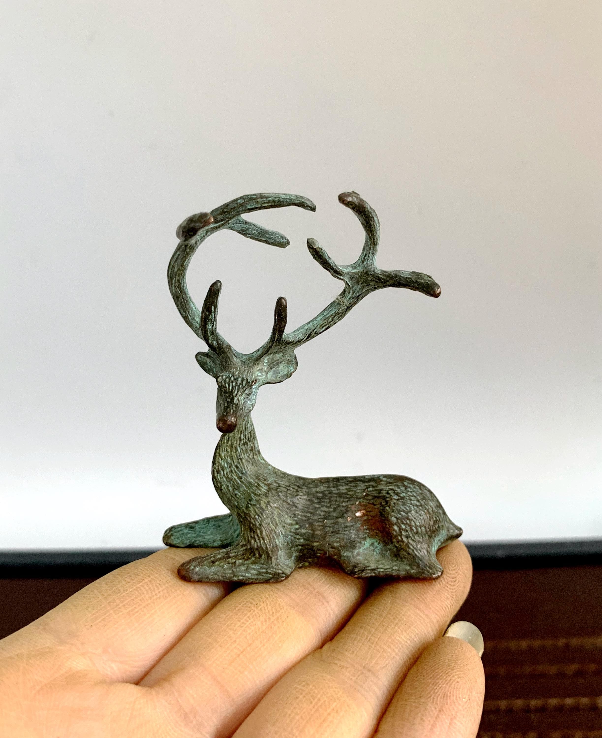 精巧なブロンズ彫刻の鹿像。ホームデコレーションと風水像 - Etsy 日本