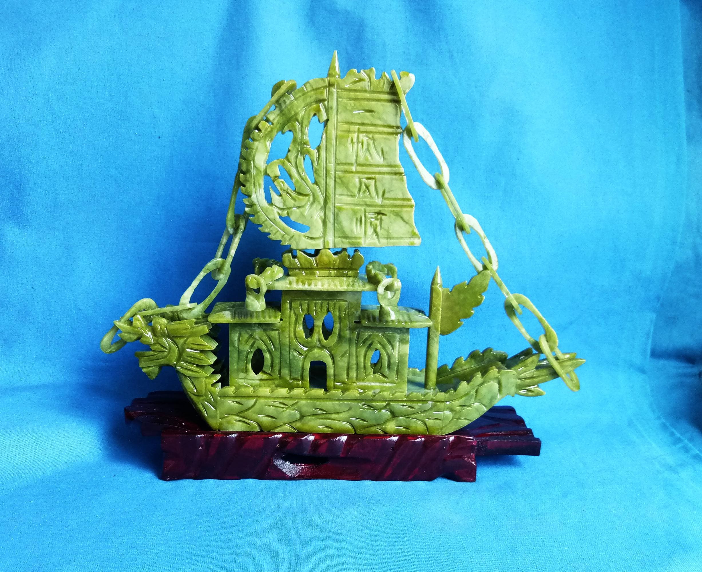 Chinois Sculpté Jade Plaque (Vert Pâle) sur Support Voilier