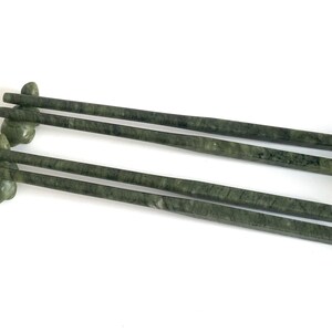 K&ouml;nnte beinhalten: Satz mit vier gr&uuml;nen Marmor-Essst&auml;bchen mit abgerundeten Enden.