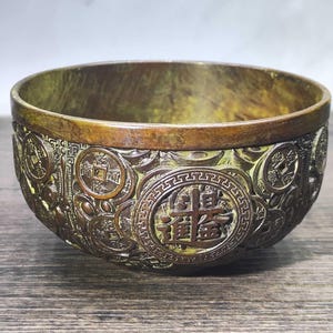 Bronzen handgesneden kombeeld. woondecoratie, vintage standbeeld