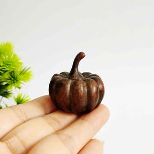 Vintage bronzen gesneden pompoenbeeld. Woondecoratie en feng shui-standbeeld