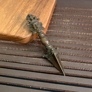 Exquisite Bronze-Carved Tibetan Vajra Pestle Statue – Sacred Ritual Artifact & Spiritual Home Decor